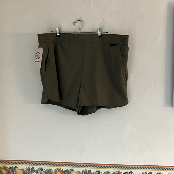 Wrangler All Terrain Gear Shorts, Size XXL, Olive Green, NWT - Picture 1 of 12